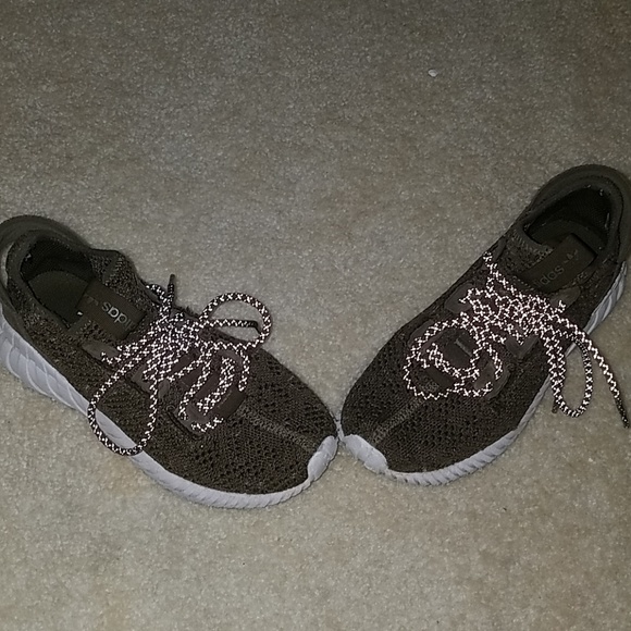 Sneakers - Picture 2 of 3